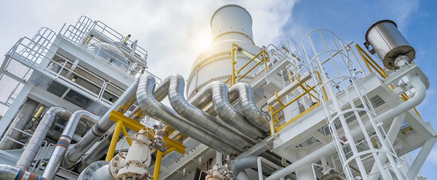 Installation industrielle : colonnes et tuyauteries calorifugées