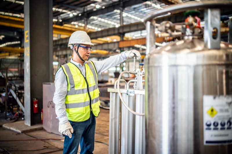 Technicien en équipement de protection sur une installation de gaz