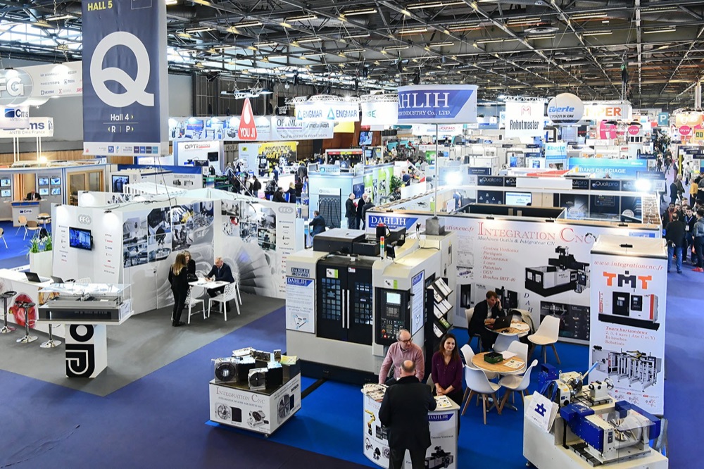 Vue d’ensemble des stands d’un salon industriel