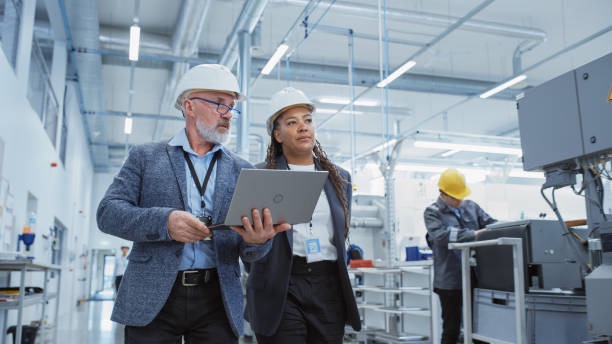 Ingénieurs IMF échangeant dans l'atelier de production